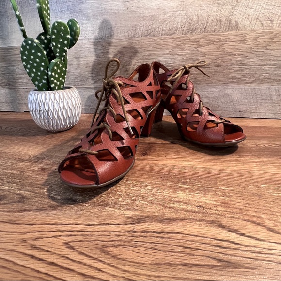 Gentle Souls by Kenneth Cole Cutout Lace-Up Heels Size 6 - Picture 7 of 11